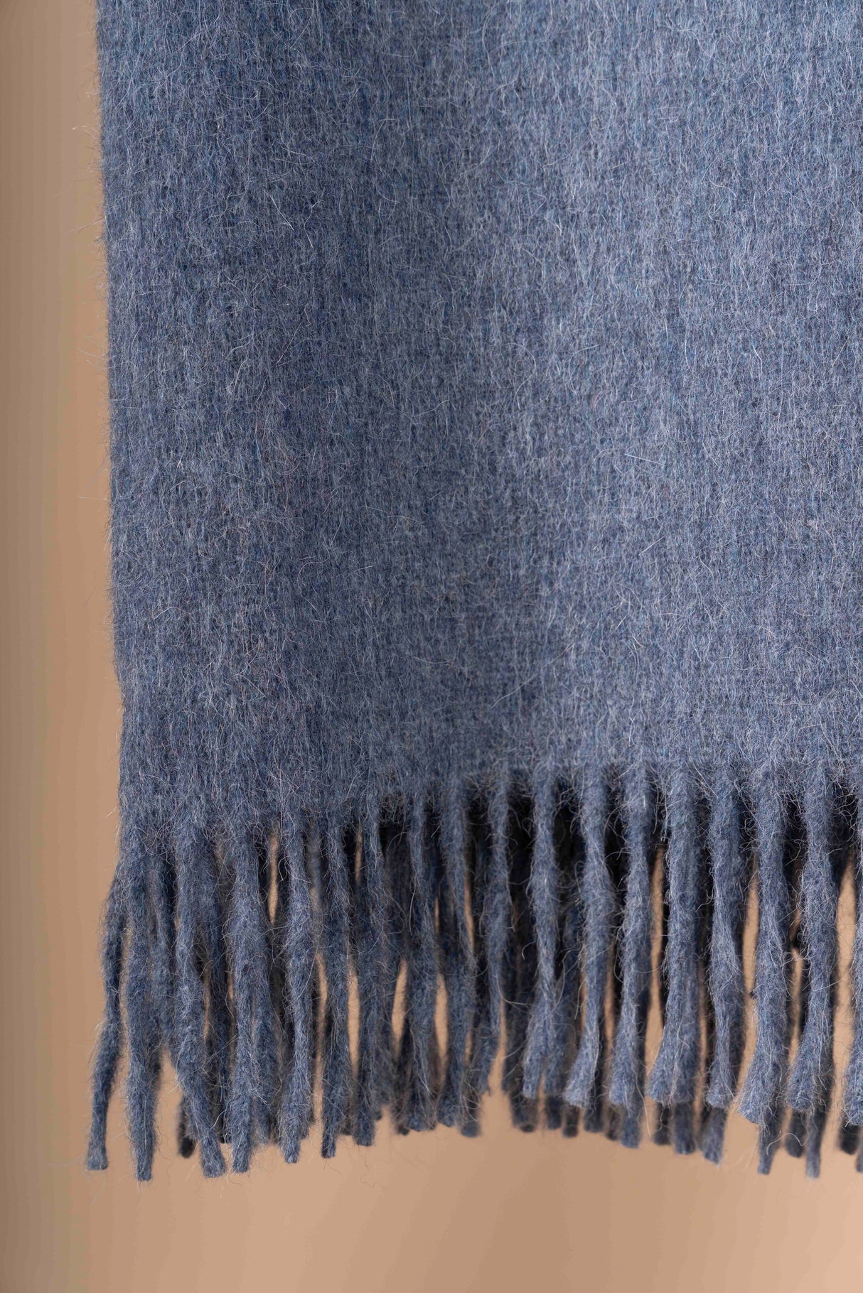 Nachhaltige Upcycling Wolldecke mit 50% Alpaka stahlblau