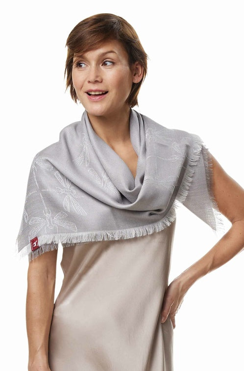 Schal LIBELLE aus 70% Baby Alpaka & 30% Seide silbergrau one-size von Apu Kuntur