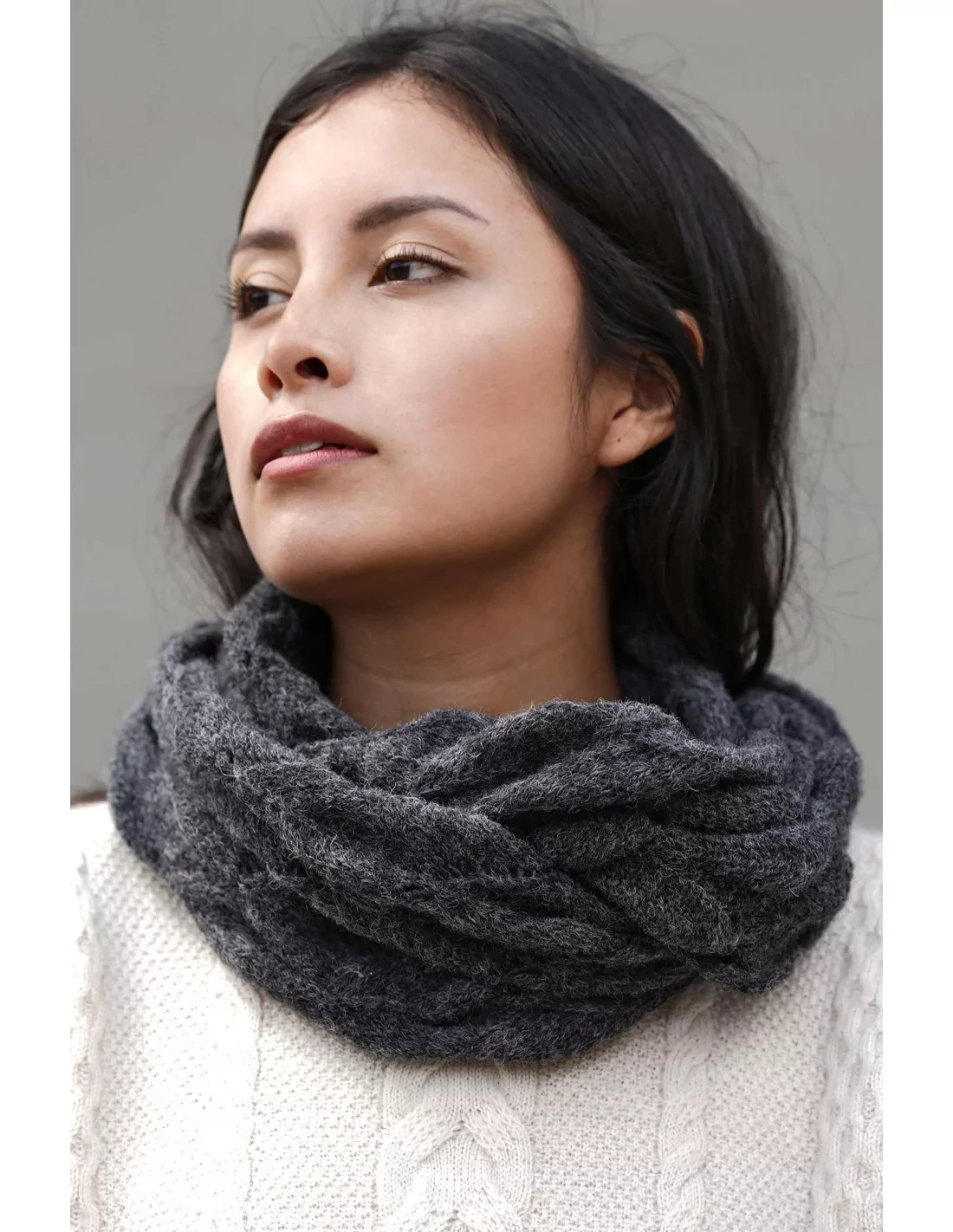 Ringschal HADIA mit 55% Alpaka und 26% Merino anthrazit von Apu Kuntur