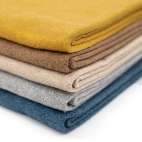 Nachhaltige Kuscheldecke KAMINFEUER mit 40% Alpaka und 45% Schurwolle von Millwa