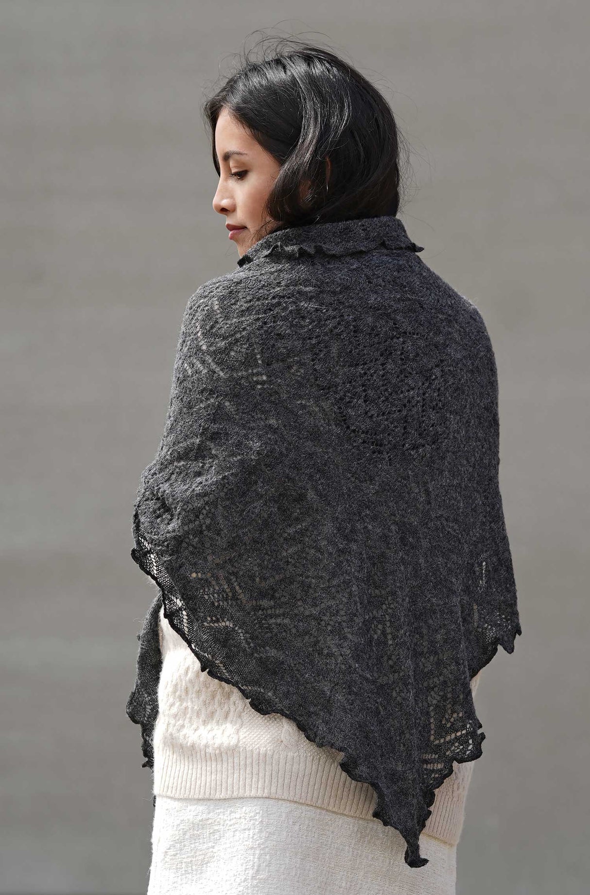 Schal HADIA mit 55% Alpaka und 26% Merino one-size anthrazit von Apu Kuntur